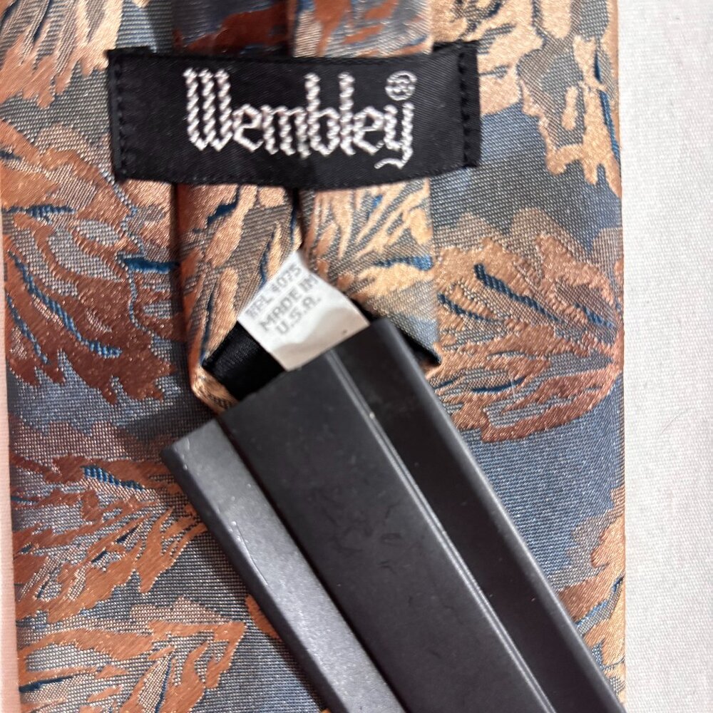 Wembley gold leaf tie